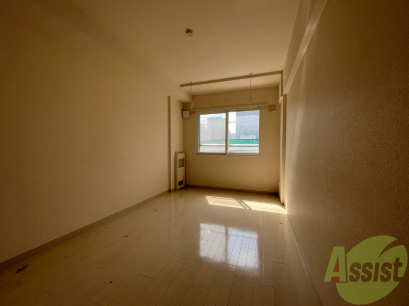 その他部屋・スペース　こちらが寝室です。窓が大きくて明るいですね。