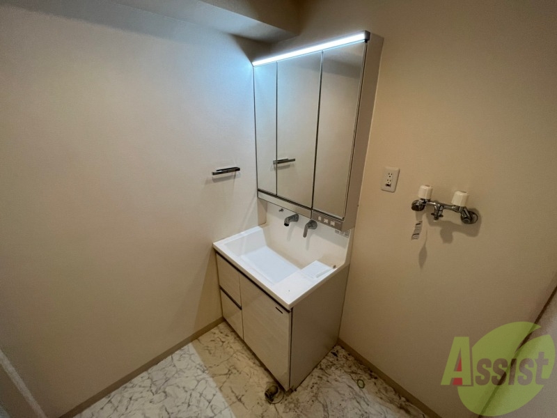 洗面設備　独立洗面台です。大きくてよいですね。シャンプーもできます。