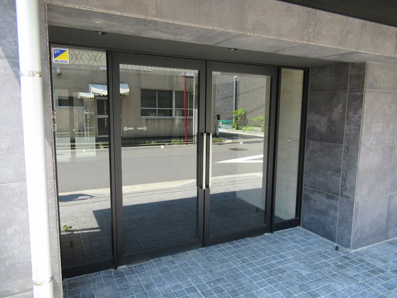 エントランス　重厚感のある建物デザイン♪