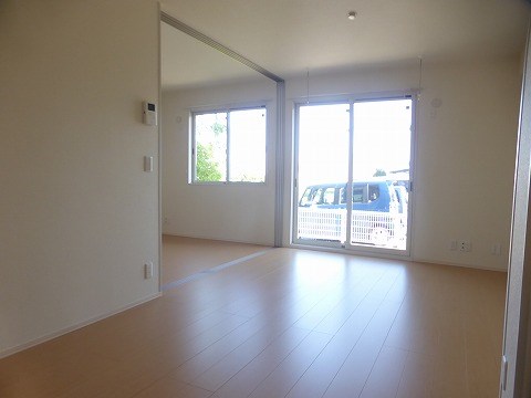 居室・リビング　同物件別部屋