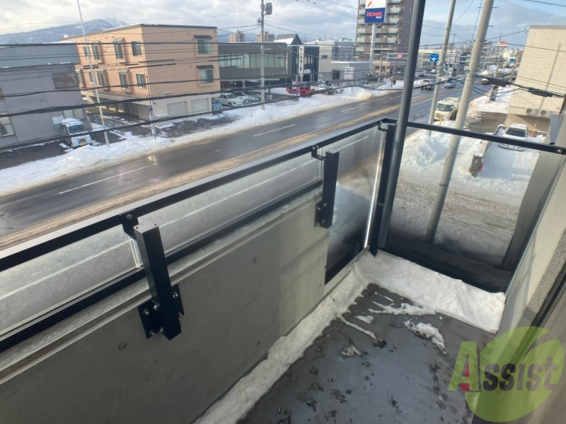 バルコニー　バルコニーは幅があり、広い印象を受けました。