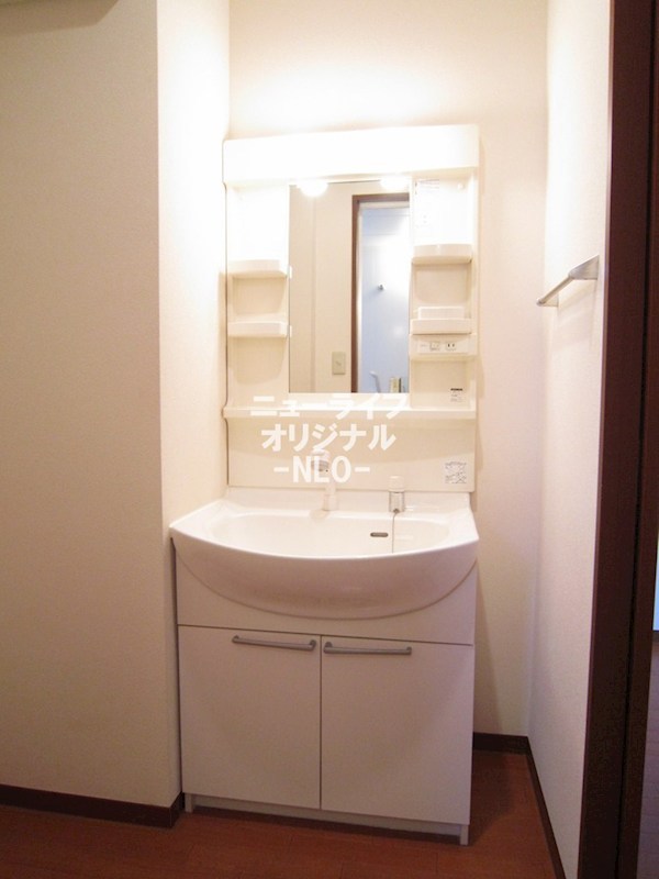 洗面設備　身支度に便利な独立洗面化粧台