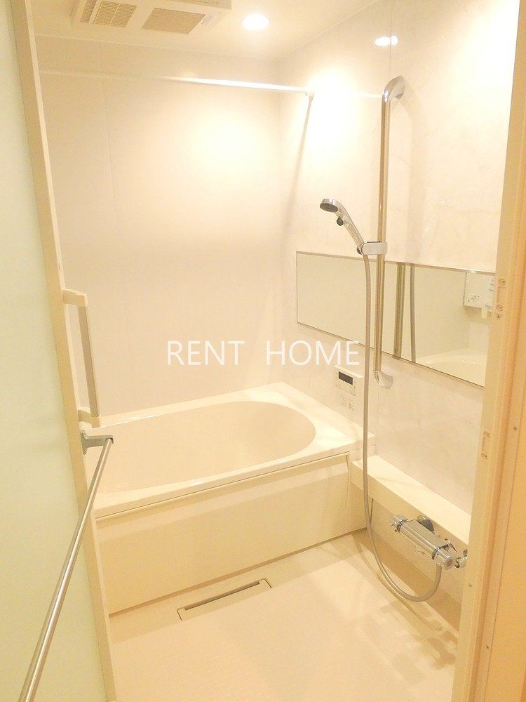 バス・シャワールーム　広めの浴室です。