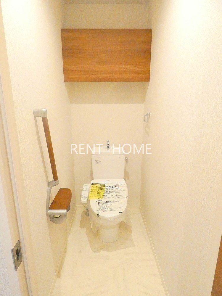 トイレ　温水洗浄便座付きのトイレです。