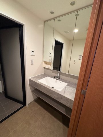 洗面設備　ゆったりとスペースのある洗面所