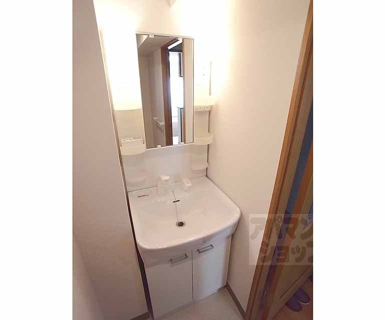 洗面設備　シャンプードレッサータイプの独立洗面台完備