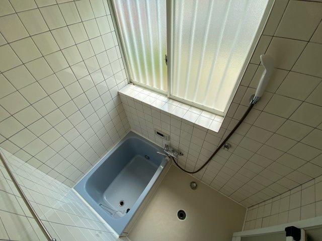 バス・シャワールーム　シンプルなお風呂☆窓付きで換気も楽々！
