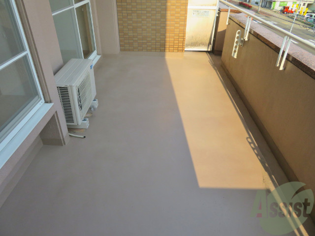 バルコニー　洗濯物がたくさん干せるバルコニーで嬉しいですね。