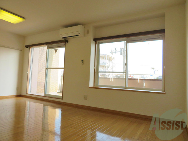 居室・リビング　白基調のお部屋は、部屋が明るく広く感じますね。