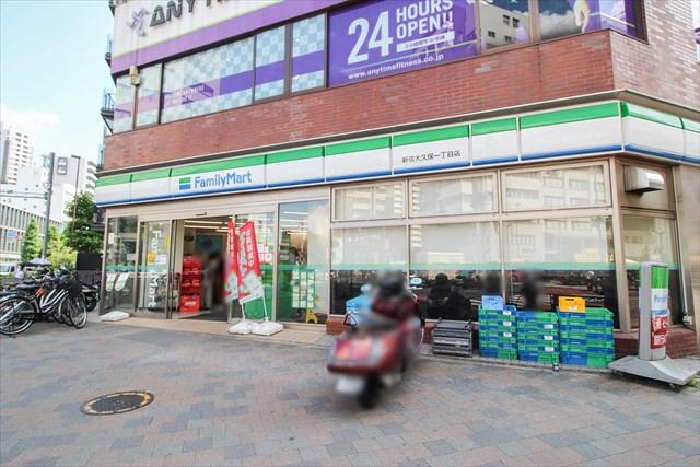 コンビニ　ファミリーマート 新宿大久保一丁目店（コンビニ）まで242m