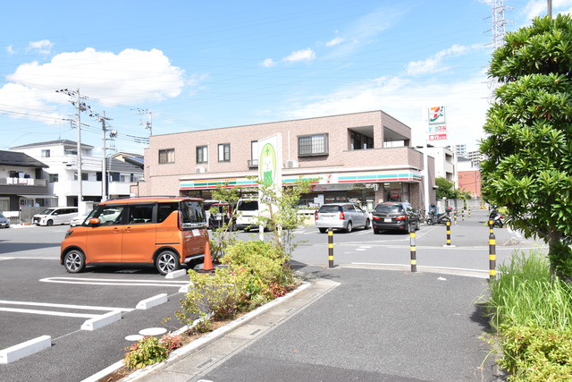 コンビニ　セブンイレブン鳩ケ谷里店（コンビニ）まで230m