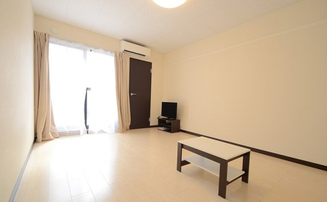 居室・リビング　同物件別号室のものです。