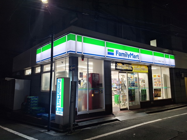 コンビニ　ファミリーマート（コンビニ）まで114m