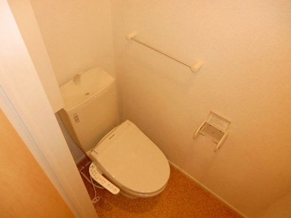 トイレ　温水シャワー付きトイレです