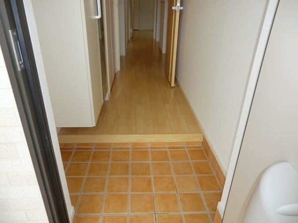 玄関　玄関を入るとホールがあります