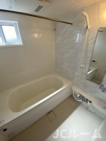 バス・シャワールーム　同建物内の別の部屋の写真です。