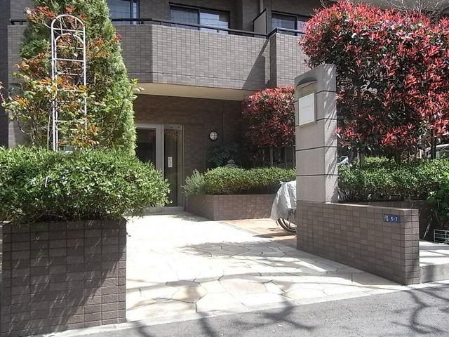 エントランス　緑が多く落ち着いたエントランス