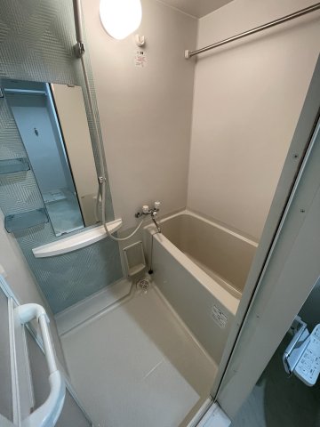 バス・シャワールーム　※写真は同じマンションの違う部屋のものです(反転タイプ)