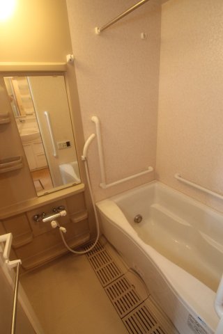 バス・シャワールーム　※同建物ほかのお部屋の写真です。