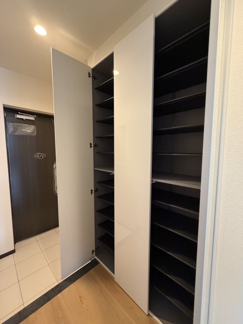 玄関　※同型タイプの参考写真となります。
