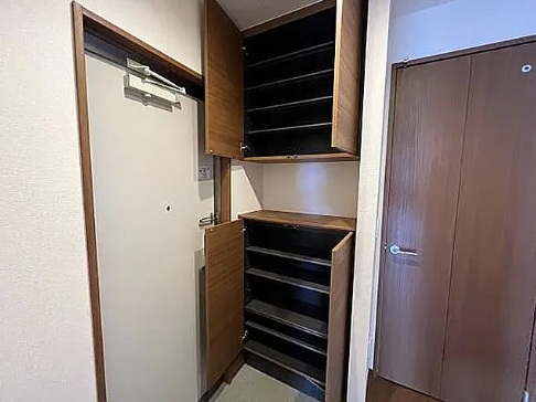 玄関　※同建物の別のお部屋の写真です。