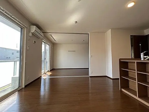 居室・リビング　※同建物の別のお部屋の写真です。