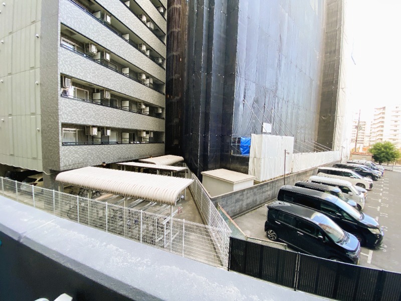 眺望　バルコニー前が駐車場なので日当たりも確保！