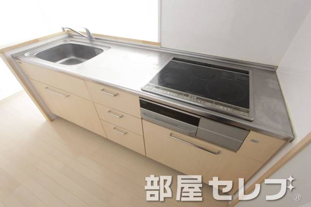 キッチン　３口コンロ付システムキッチン。（他号室の写真です）