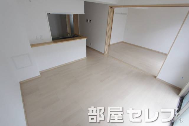 居室・リビング　広々としたリビング。（他号室の写真です）