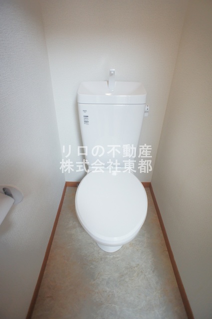 トイレ　白基調で清潔感のあるトイレです♪