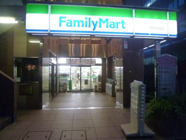 コンビニ　ファミリーマート（コンビニ）まで118m
