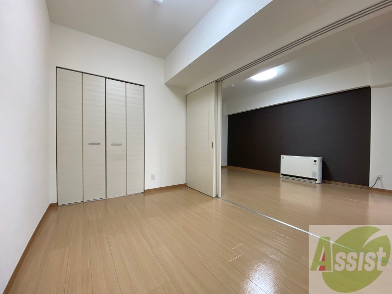 その他部屋・スペース　寝室はこちらです。光が差し込む、温かみのあるお部屋です。