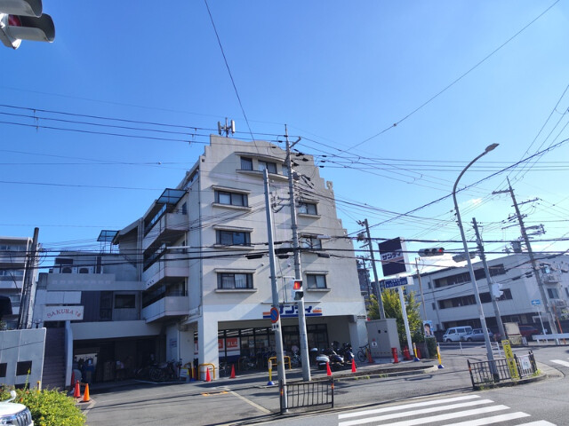 建物外観　1階部分がスーパーマーケット
