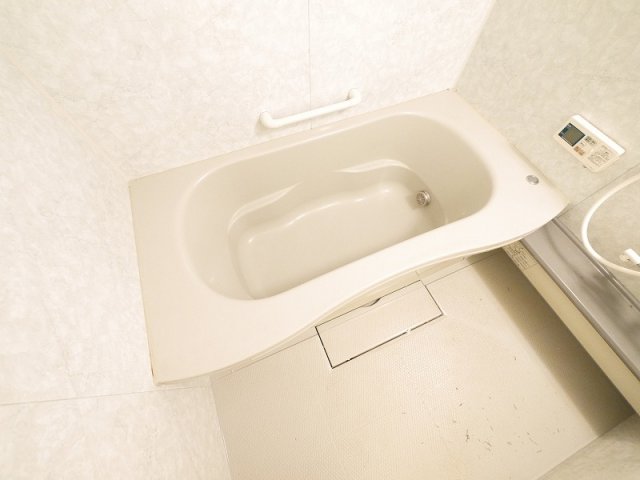 バス・シャワールーム　一坪風呂。足が伸ばせて日々の疲れを癒してくれます
