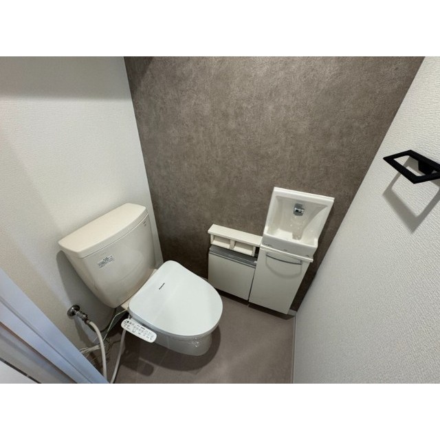トイレ　落ち着いた色調のトイレです