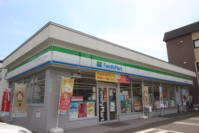 コンビニ　ファミリーマート平和通４丁目（コンビニ）まで800m