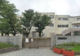 小学校　調布市立多摩川小学校（小学校）まで445m