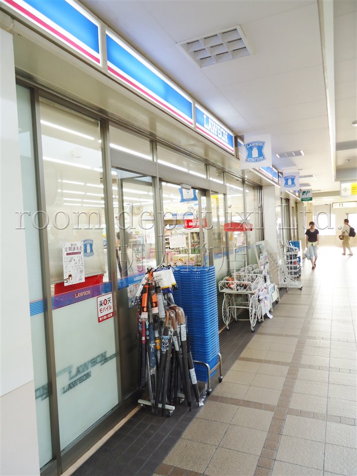 コンビニ　ローソン　下高井戸駅前店（コンビニ）まで112m