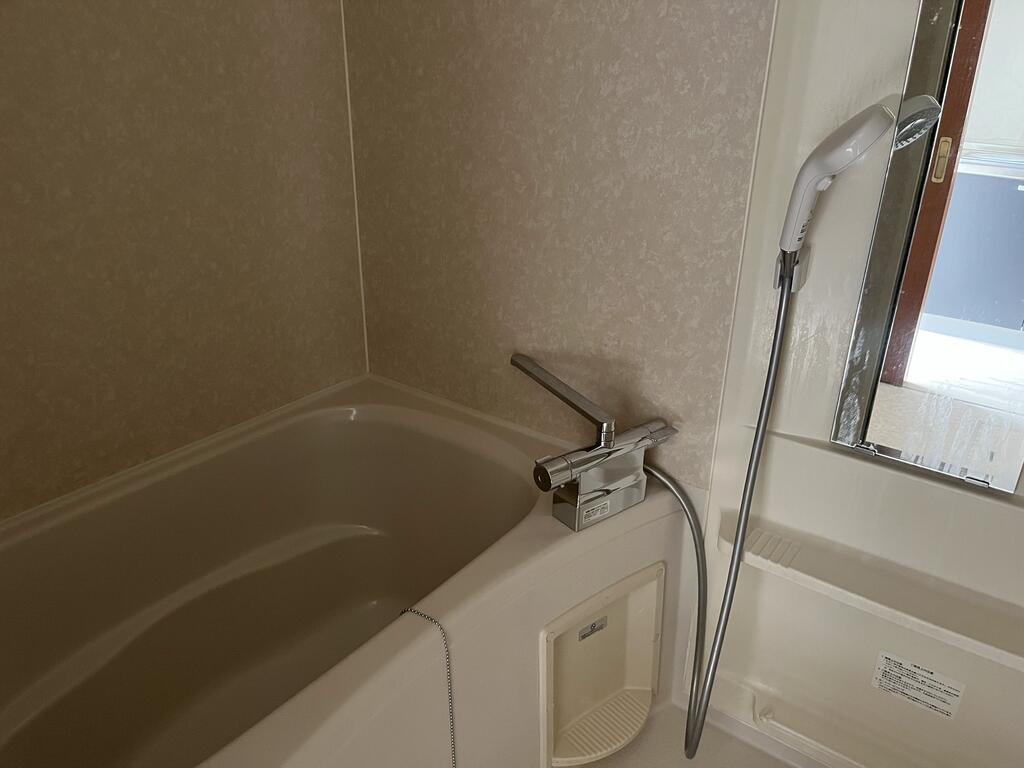 バス・シャワールーム　※同建物の別のお部屋の写真です。