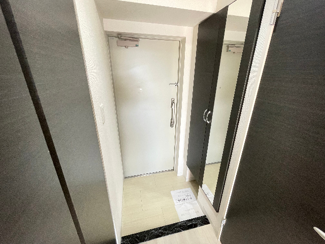 玄関　玄関には全身鏡があります