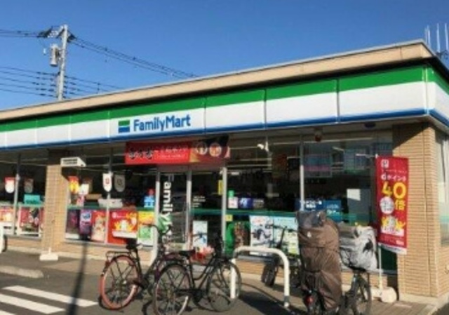コンビニ　ファミリーマート練馬富士見台店（コンビニ）まで745m