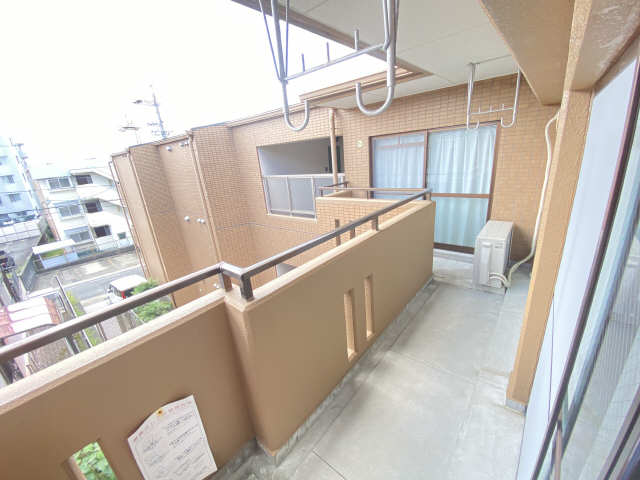 バルコニー　日当たり良好な広々バルコニー