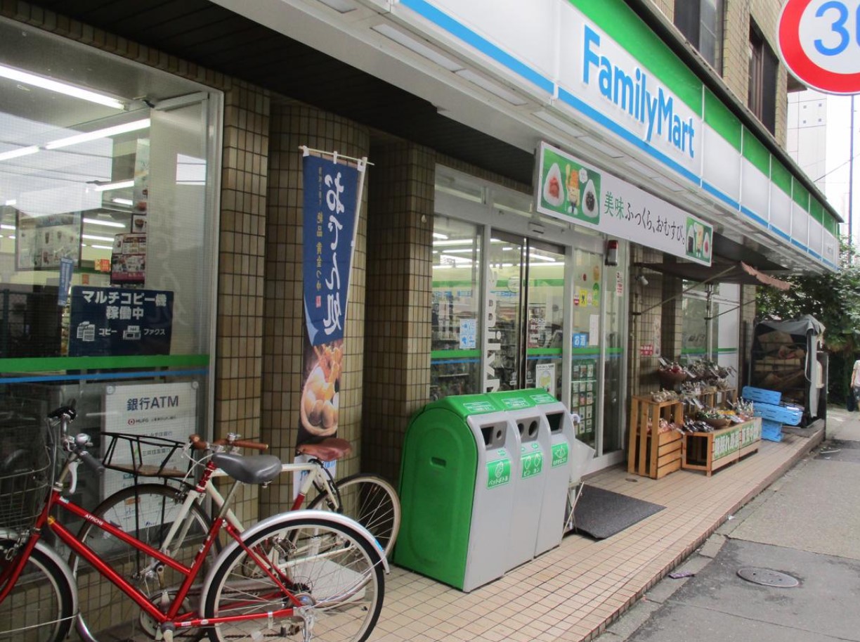 コンビニ　ファミリーマート用賀二丁目店（コンビニ）まで140m