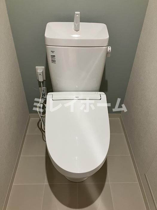 トイレ　同建物内、別のお部屋の参考写真になります。