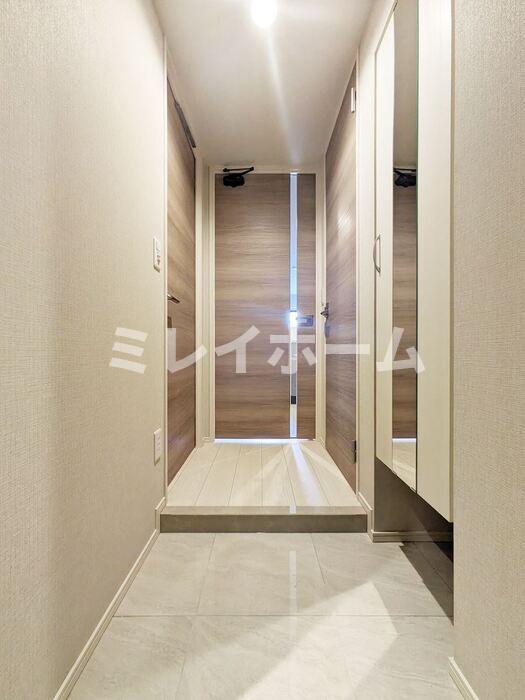 玄関　同建物内、別のお部屋の参考写真になります。