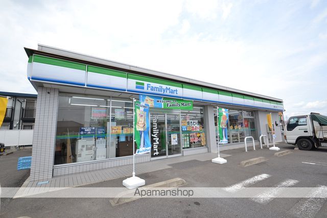 コンビニ　ファミリーマート（コンビニ）まで775m