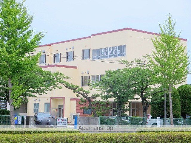 小学校　県居小学校（小学校）まで554m