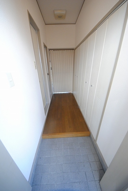 玄関　写真は３０３号室