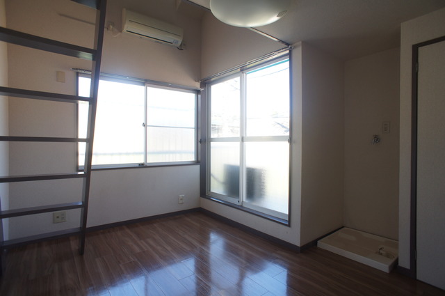 居室・リビング　２面採光なので、明るく風通しのよいお部屋です♪
