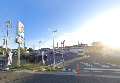 コンビニ　セブンイレブン 三木中自由が丘店（コンビニ）まで831m